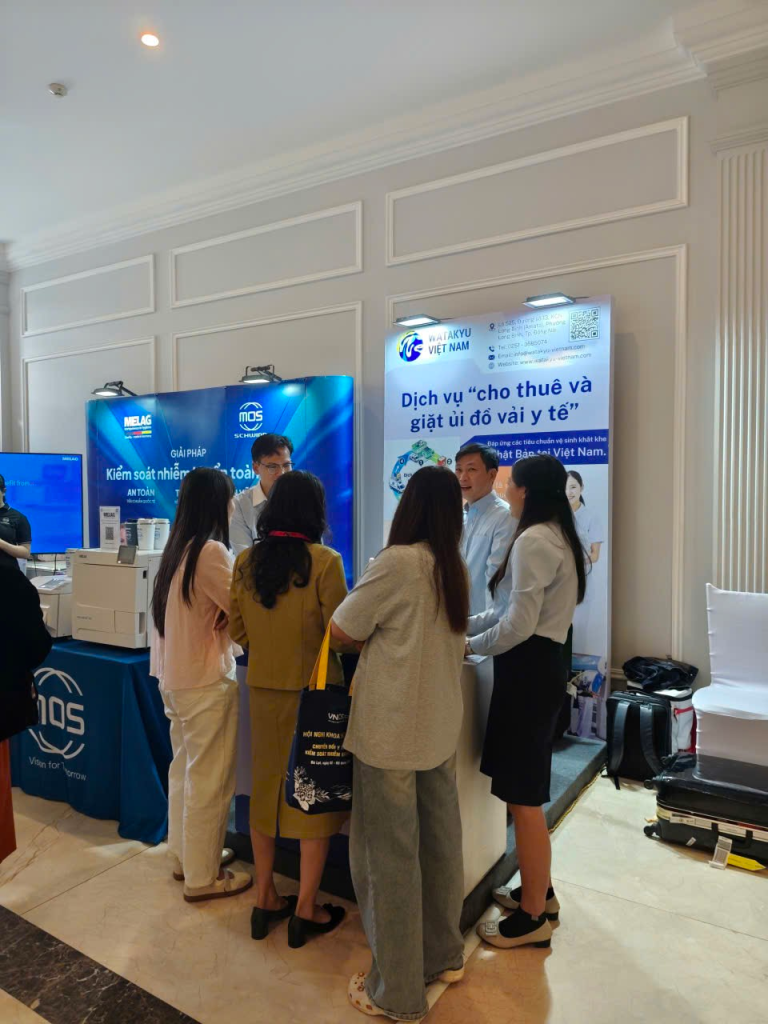 Khách tham quan gian hàng Watakyu Việt Nam
